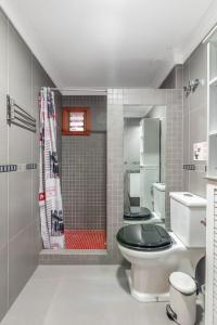 een badkamer met een toilet en een douche. bij Encanto Arinaga in Cruce de Arinaga +31 foto's
