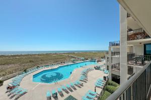 vistas a la piscina con sillas y a la playa en Phoenix 7 Unit 212, en Orange Beach
