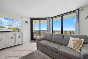 Una sala de estar con un sofá y un televisor de pantalla plana. en Phoenix 7 Unit 212, en Orange Beach