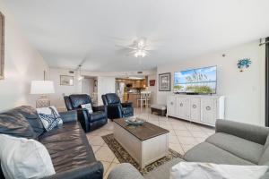 Una sala de estar con un sofá y sillas y un televisor. en Phoenix 7 Unit 212, en Orange Beach 47 fotos más