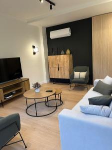Una sala de estar con un sofá blanco y una mesa. en Alameda 72, en Redondela