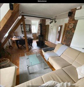 Posezení v ubytování gemütliche rustikale Wohnung mit Kamin und optionalem Whirlpool