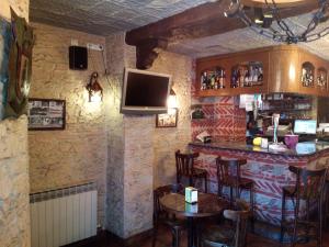 A television and/or entertainment centre at Hostal Restaurante Cornella
