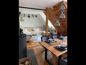 Posezení v ubytování gemütliche rustikale Wohnung mit Kamin und optionalem Whirlpool