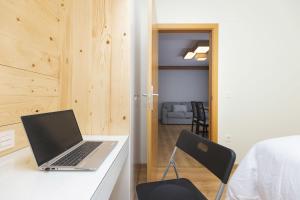 Una computadora portátil sobre un escritorio en una habitación. en Casa Lite by BeValle, en Escarrilla