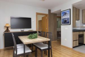 Una cocina y un comedor con mesa y sillas. en Casa Lite by BeValle, en Escarrilla