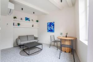 a living room with a couch and a table at 3CAPU3 - Cosy T2 refait à neuf - Noaille in Marseille