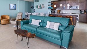 Χώρος καθιστικού στο Galvestonian 600 - Beachfront Elegance