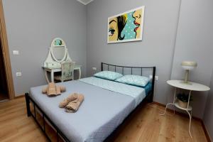 Postel nebo postele na pokoji v ubytování Debbie's διαμέρισμα δίπλα στο νερό !