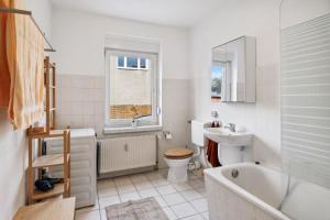 a bathroom with a sink and a toilet and a bath tub at WIESE 18 im Cottbuser Süden in Cottbus +7 photos