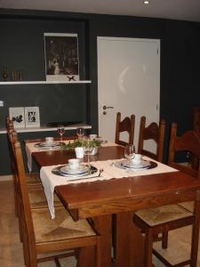 una mesa de comedor y sillas con copas de vino en B&B La Chapelle Au Puits, en La Louvière