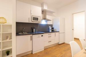 Kuchyň nebo kuchyňský kout v ubytování Beach garden apartment