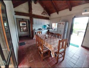 a dining room with a table and a kitchen at Casa Naranja in San Javier