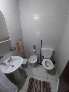 ein weißes Badezimmer mit Toilette und Waschbecken in der Unterkunft Casa Naranja in San Javier + 4 Fotos