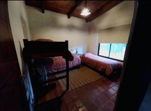 ein kleines Schlafzimmer mit 2 Betten in einem Zimmer in der Unterkunft Casa Naranja in San Javier