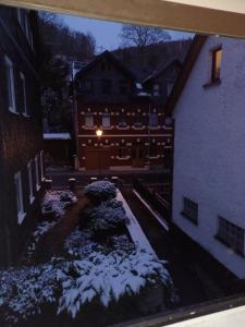 a view from a window of a yard covered in snow at Ferienhaus Anna Altstadt von Sonneberg in Sonneberg