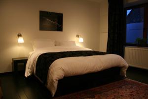 拉盧維耶爾的住宿－拉夏貝爾歐佩住宿加早餐酒店，一间卧室设有一张大床和一个窗户。