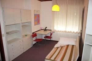 Pokój z łóżkiem, biurkiem i stołem w obiekcie Albergo Residence Italia Vintage Hotel w mieście Pordenone +37 zdjęć