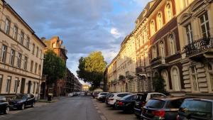 a street with cars parked on the side of the road at Ferienwohnung in Krefeld in Krefeld