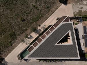 una vista in alto di un tetto con una lettera a di Terra Segreda · slow living villa by ikies 3 a Volos Altre 124 foto