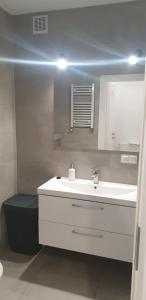 Bilik mandi di Apartament z balkonem w Centrum Kielc z prywatnym parkingiem