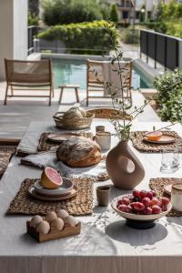 un tavolo con sopra dei piatti di cibo di Terra Segreda · slow living villa by ikies 3 a Volos
