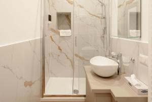 une salle de bain avec une douche en verre et un lavabo dans l'établissement B&B Interno 5, à Naples