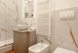 une salle de bain blanche avec un lavabo et des toilettes dans l'établissement B&B Interno 5, à Naples 39 autres photos