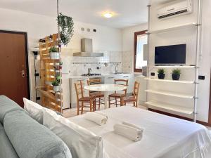 a kitchen and living room with a couch and a table at Valpolicella Lodge parking gratuito fino a 4 pax in SantʼAmbrogio di Valpolicella