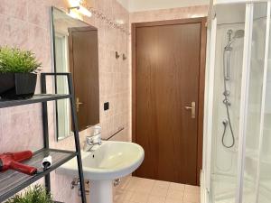 a bathroom with a sink and a shower and a mirror at Valpolicella Lodge parking gratuito fino a 4 pax in SantʼAmbrogio di Valpolicella +11 photos