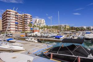 アギラスにあるÁguilas Delicias Piscina Wifi AC Parking Gratisの造船所の船束