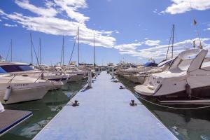 アギラスにあるÁguilas Delicias Piscina Wifi AC Parking Gratisの船の束がマリーナに停泊