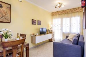 アギラスにあるÁguilas Delicias Piscina Wifi AC Parking Gratisのソファとテーブルのあるリビングルーム +30枚の写真