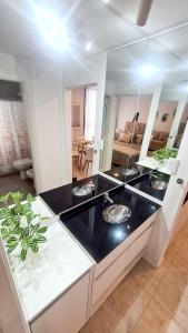 a bathroom with two sinks and a large mirror at Sundara Tan perfecto que no vas a querer irte in Villa Carlos Paz