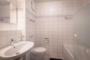 Ένα μπάνιο στο 4 Star Maisonnette mit Kaiser Blick, Sauna, Schwimmbad +16 φωτογραφίες
