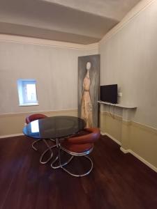 a room with a table and chairs and a painting at Santo Stefano Resort -Rondini - Vicoforte in Vicoforte