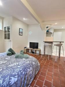 Μια τηλεόραση ή/και κέντρο ψυχαγωγίας στο Côté Cour de Miss K