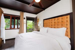 Postel nebo postele na pokoji v ubytování Serendipity Holistic Resort Spa
