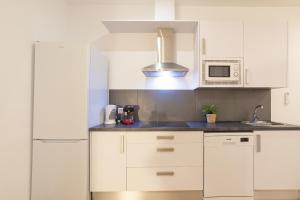 Kuchyň nebo kuchyňský kout v ubytování Beach garden apartment