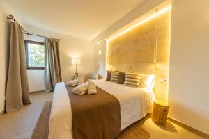 Postel nebo postele na pokoji v ubytování Es Mirador de Vernissa Jacuzzi sauna y piscina