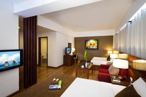 - un salon avec un canapé et une télévision dans l'établissement Starlet Hotel, à Nha Trang