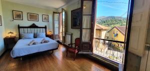 Postel nebo postele na pokoji v ubytování La Casona de La Vega junto a Cangas de Onís
