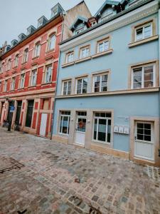 a row of buildings on a cobblestone street at Stilvolle Suite im Herzen von Landau in Landau in der Pfalz