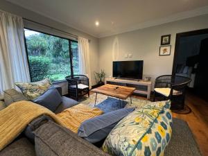 TV a/nebo společenská místnost v ubytování Robyns Nest Self Catering Cottage No4