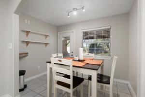 Imagen de la galería de Modern rustic home, en Olmito