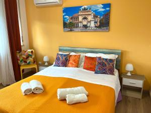 a bedroom with a bed with towels on it at LeAlbe di Sicilia in Palermo