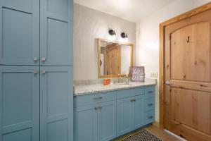 un baño con lavabo y espejo en The Coach House, en Creede 16 fotos más