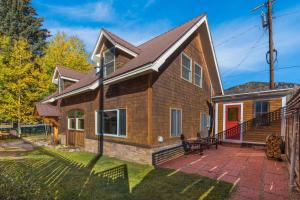 Casa de madera con puerta roja en The Coach House, en Creede