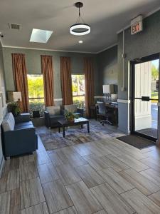 Χώρος καθιστικού στο Quality Inn near Blue Spring