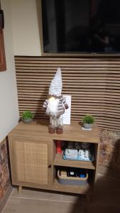 a toy bird is sitting on top of a table at Villa a pie de playa in Moaña